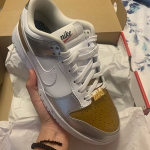 Selling these W NIKE DUNK LOW SE